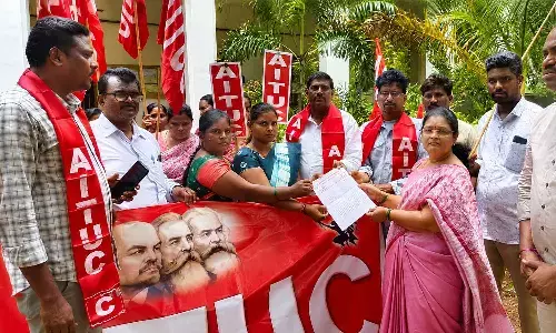 The protesters submitting a memorandum to Choudeswari, Assistant Director of the Mid-Day Meal Scheme, at the DEO office on Monday