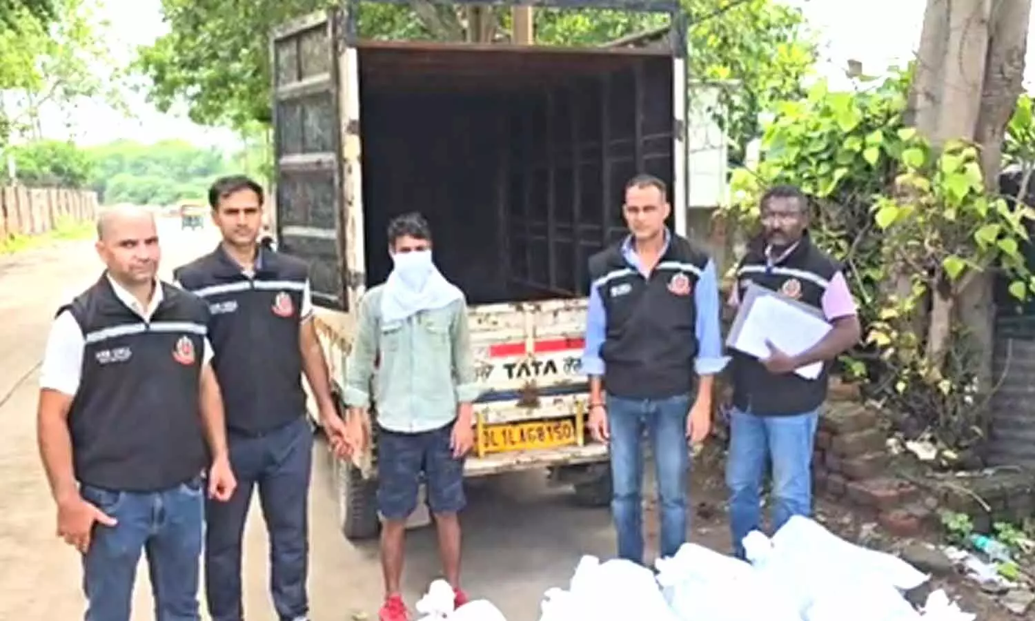 Delhi Police bust interstate illicit liquor network; 147 cartons seized, one held Delhi Police bust interstate illicit liquor network; 147 cartons seized, one held