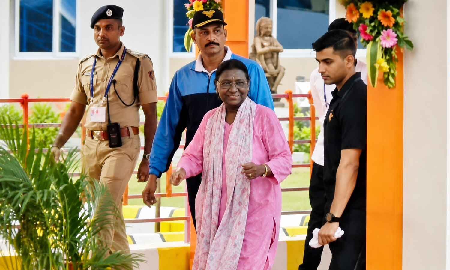 President Murmu offers prayers at Shiva temple