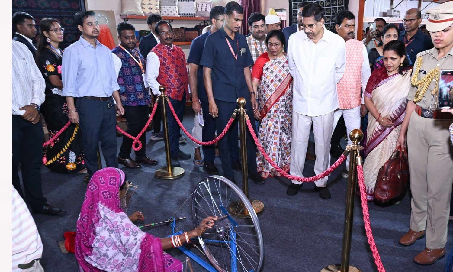 Guv urges citizens to wear handloom weekly