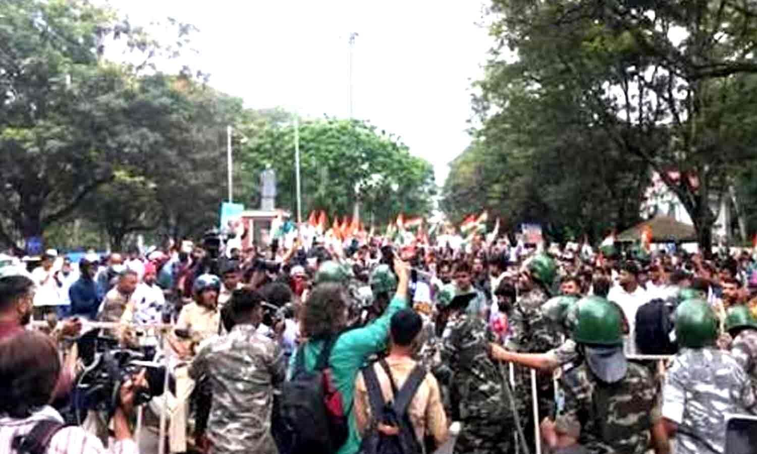 Students Break barricades, Police Deployed Water Canons Amid Students March Towards Jharkhand Assembly