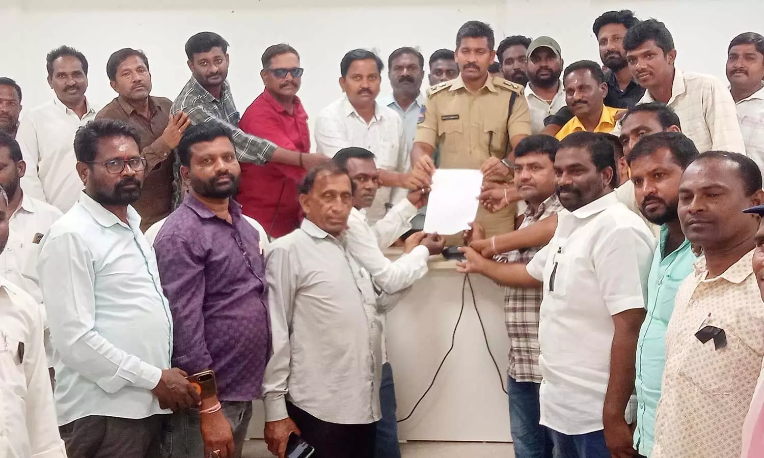 पत्रकार पर हमले के विरोध में मीडिया कर्मियों का प्रदर्शन, पुलिस अधीक्षक को सौंपा ज्ञापन