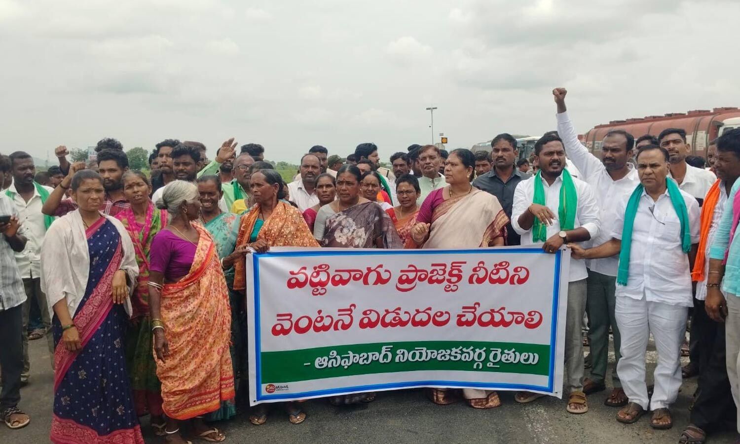 Farmers halt highway traffic over water shortage
