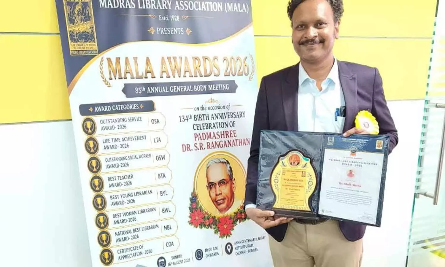 Meera receives library service award