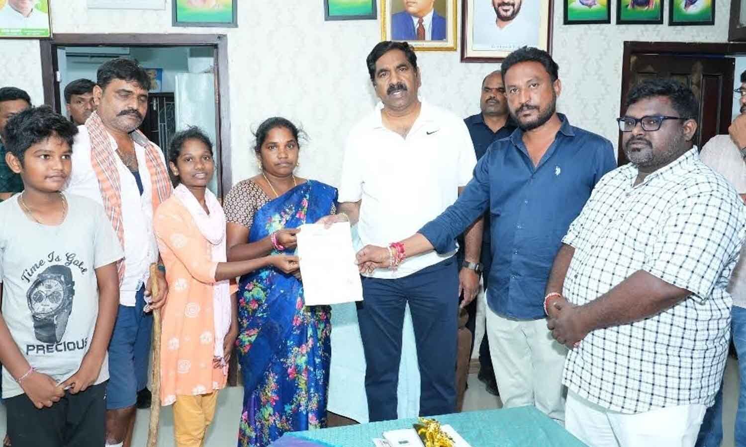 MLA KR Nagaraju Extends Helping Hand To Needy Family mla-kr-nagaraju-extends-helping-hand-to-needy-family