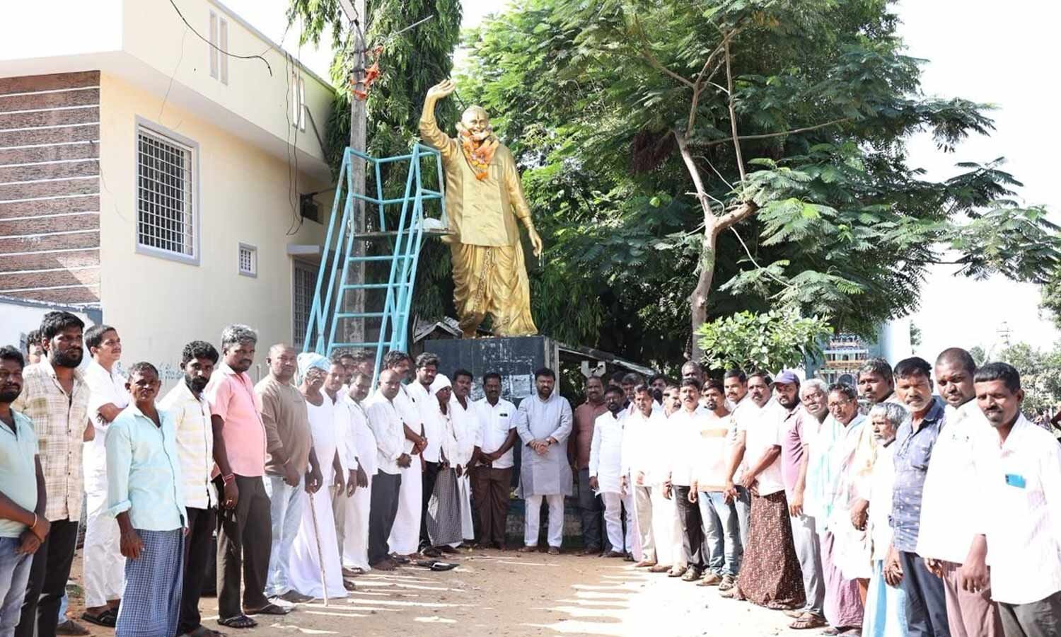 DCC Chief Pays Tribute to YSR on Death Anniversary