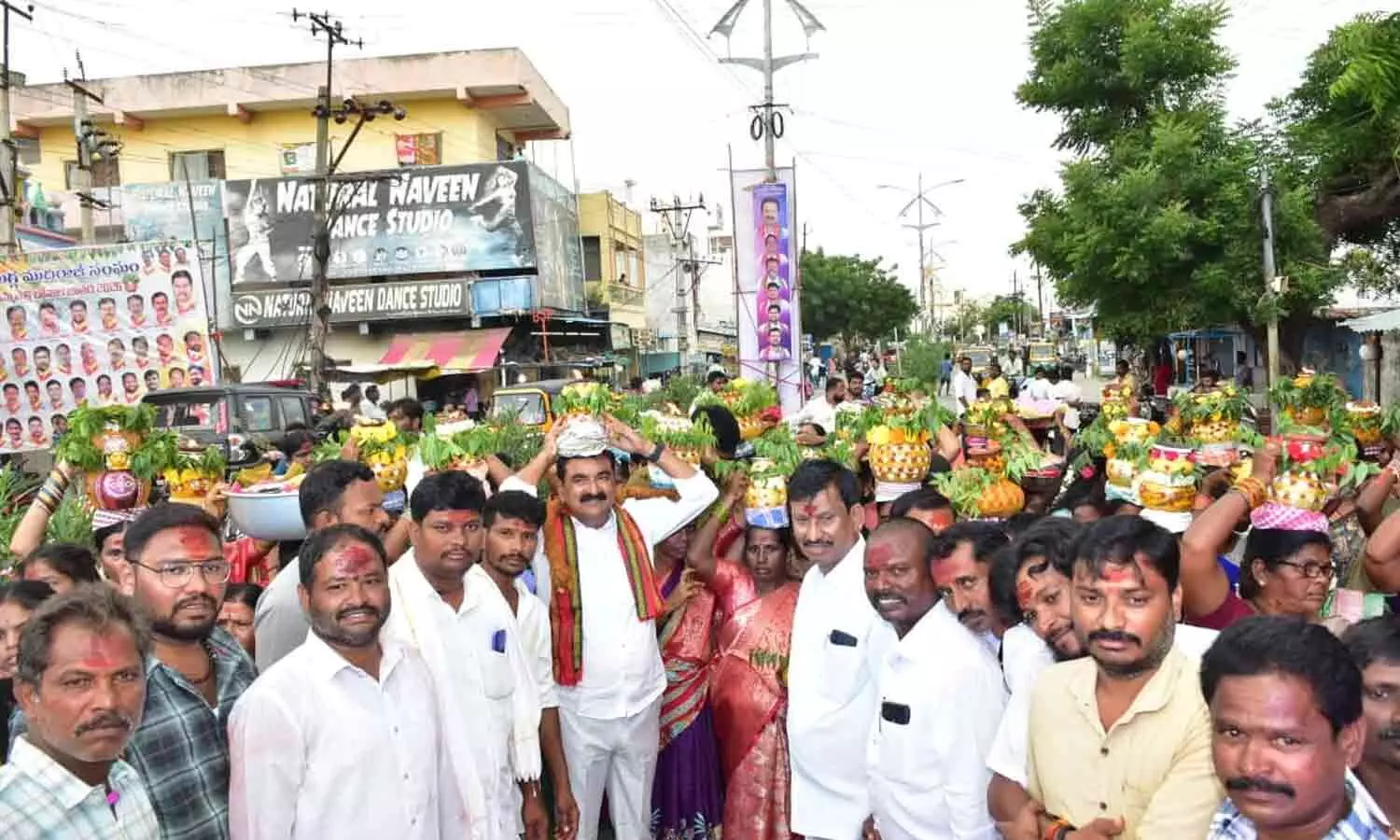 BJP leader Errabelli Pradeep Rao lifts Bonam at Pochamma Thalli Bonalu Jathara in Warangal BJP leader Errabelli Pradeep Rao lifts Bonam at Pochamma Thalli Bonalu Jathara in Warangal