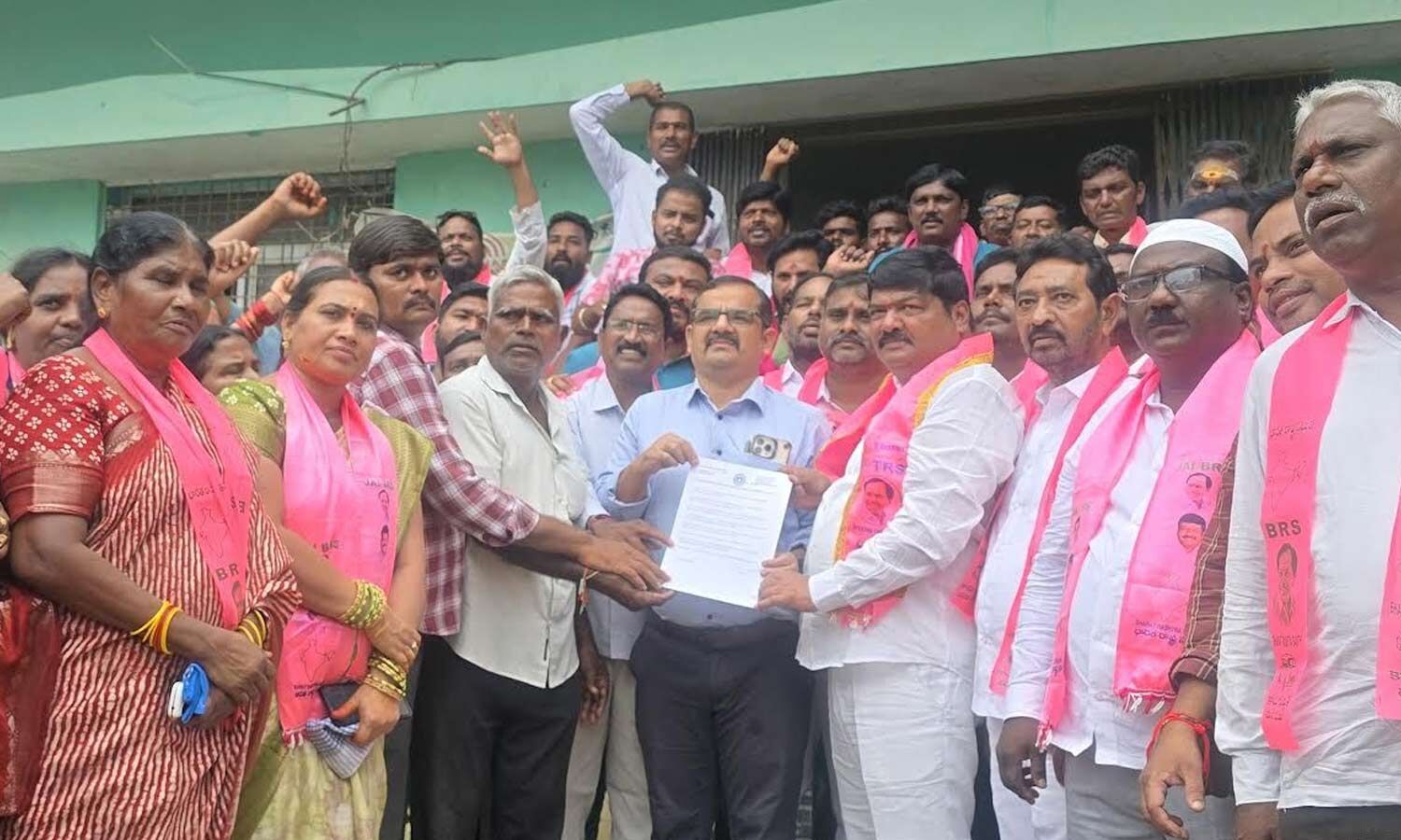 BRS protest highlights farmers concerns in Warangal