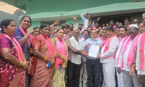 BRS stages dharna in Warangal over farmer issues; Nannapuneni Narendar slams Congress govt