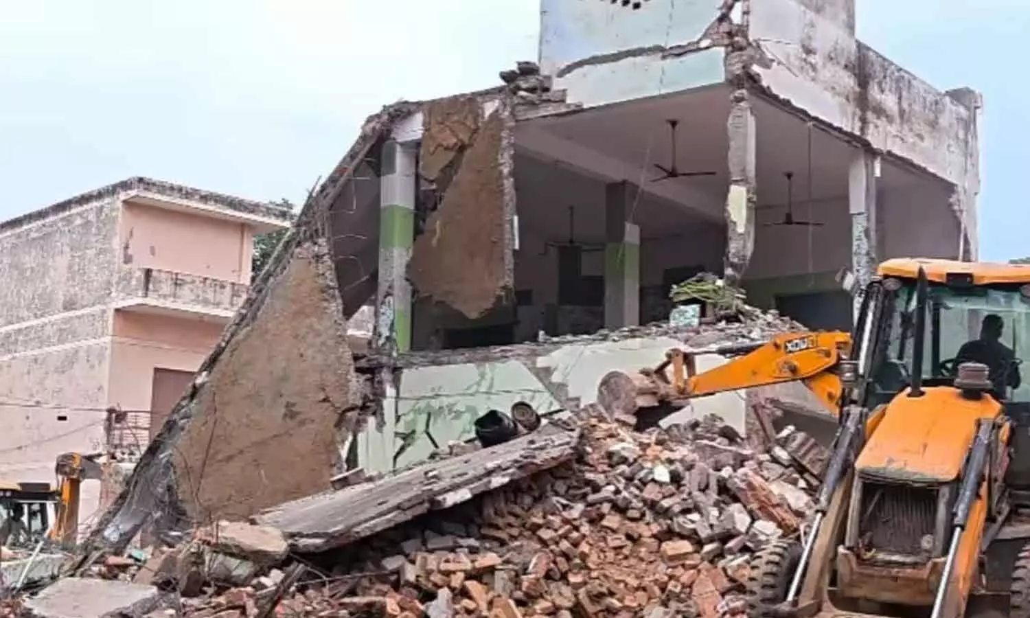 ‘Illegal’ mosque at Saharanpur collectorate demolished ‘Illegal’ mosque at Saharanpur collectorate demolished