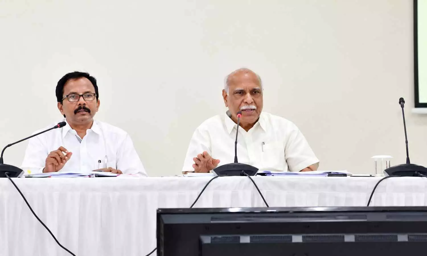 APCPDCL CMD P Pulla Reddy reviews power distribution operations with CGMs, GMs, SEs, EEs and other senior officials during a review meeting at Vidyut Nilayam in Vijayawada on Saturday APCPDCL CMD P Pulla Reddy reviews power distribution operations with CGMs, GMs, SEs, EEs and other senior officials during a review meeting at Vidyut Nilayam in Vijayawada on Saturday