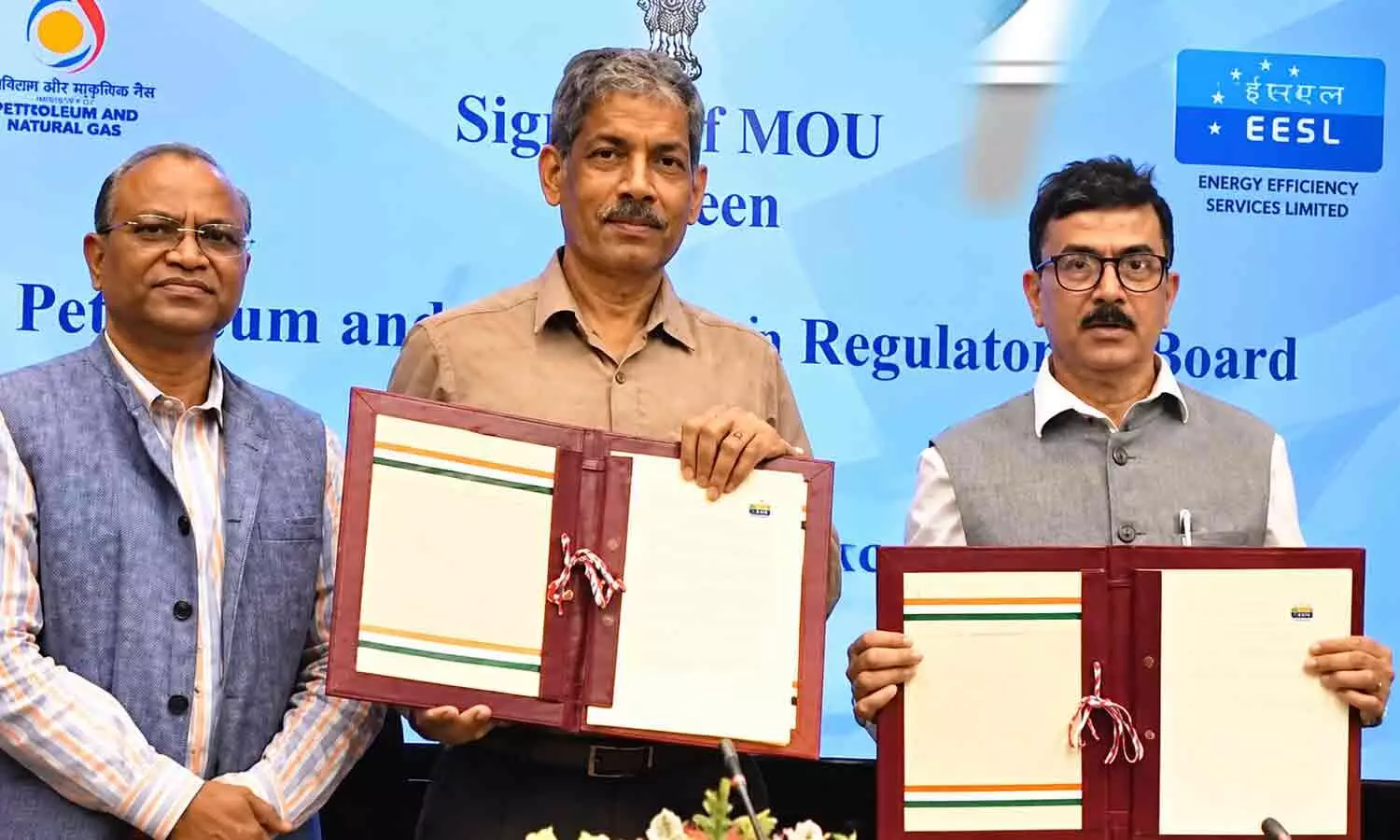 Akhilesh Kumar Dixit CEO EESL under Ministry of Power (Extreme Right) is exchanging an MOU with Anjan Kumar Mishra, Secretary PNGRB for large-scale deployment of Smart Domestic Piped Natural Gas (PNG) meters across the country. Akhilesh Kumar Dixit CEO EESL under Ministry of Power (Extreme Right) is exchanging an MOU with Anjan Kumar Mishra, Secretary PNGRB for large-scale deployment of Smart Domestic Piped Natural Gas (PNG) meters across the country.