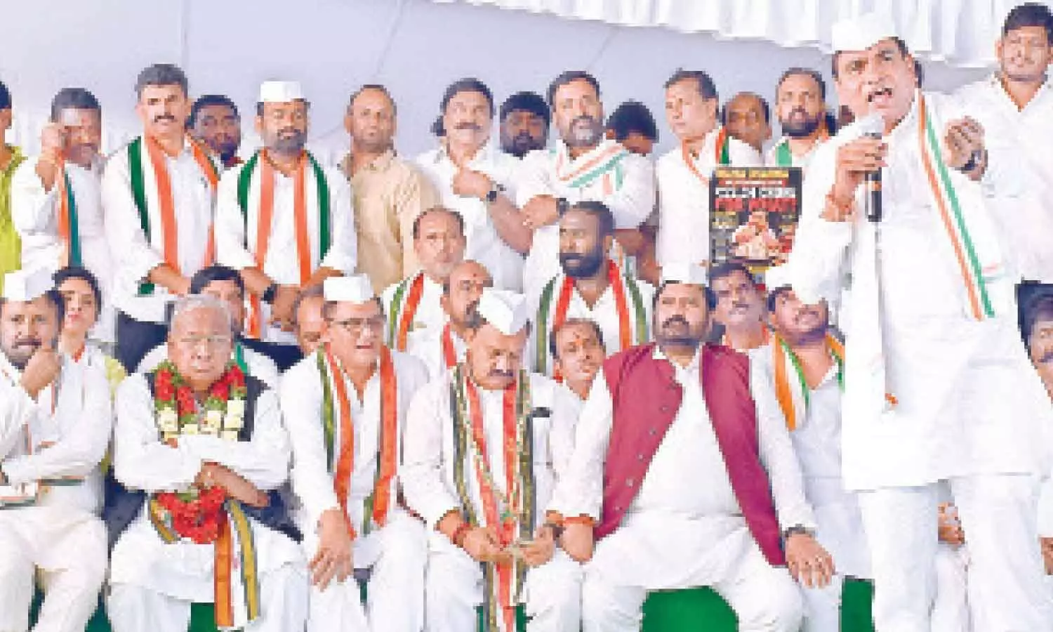 Congress party workers along with some ministers and senior party leaders take part in Maha Dharnaat Indira Park Dharna Chowk in Hyderabad on Sunday. Photo: Adula Krishna Congress party workers along with some ministers and senior party leaders take part in Maha Dharnaat Indira Park Dharna Chowk in Hyderabad on Sunday. Photo: Adula Krishna