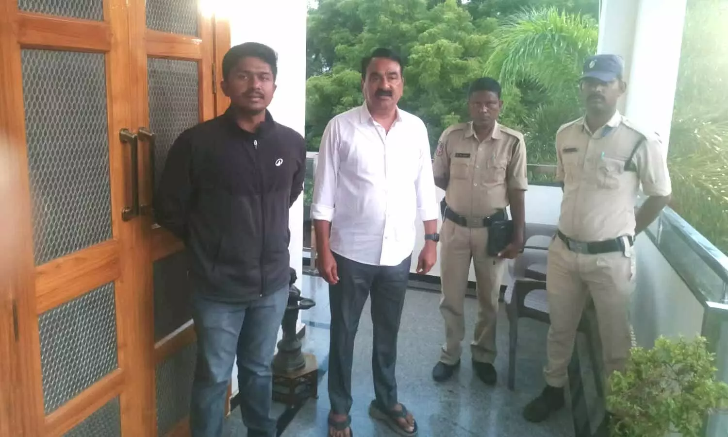 BJP’s ‘Chalo Assembly’ over fee arrears: Errabelli Pradeep Rao placed under house arrest in Warangal BJP’s ‘Chalo Assembly’ over fee arrears: Errabelli Pradeep Rao placed under house arrest in Warangal