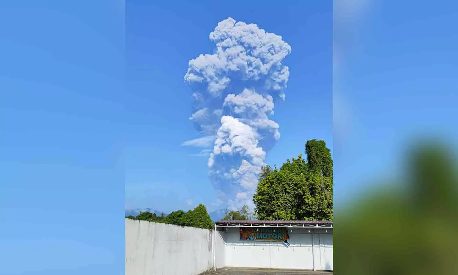 Indonesia extends closure of four airports as volcano erupts again Indonesia extends closure of four airports as volcano erupts again