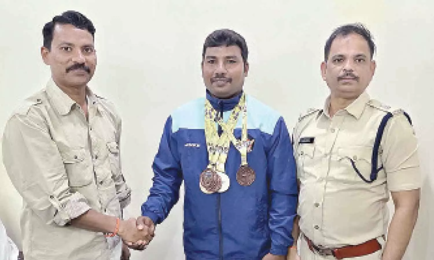 Task Force SP P Srinivas congratulating a medal-winning constable Task Force SP P Srinivas congratulating a medal-winning constable
