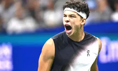 US Open: Shelton books QF date with Alcaraz after brushing past Tsitsipas