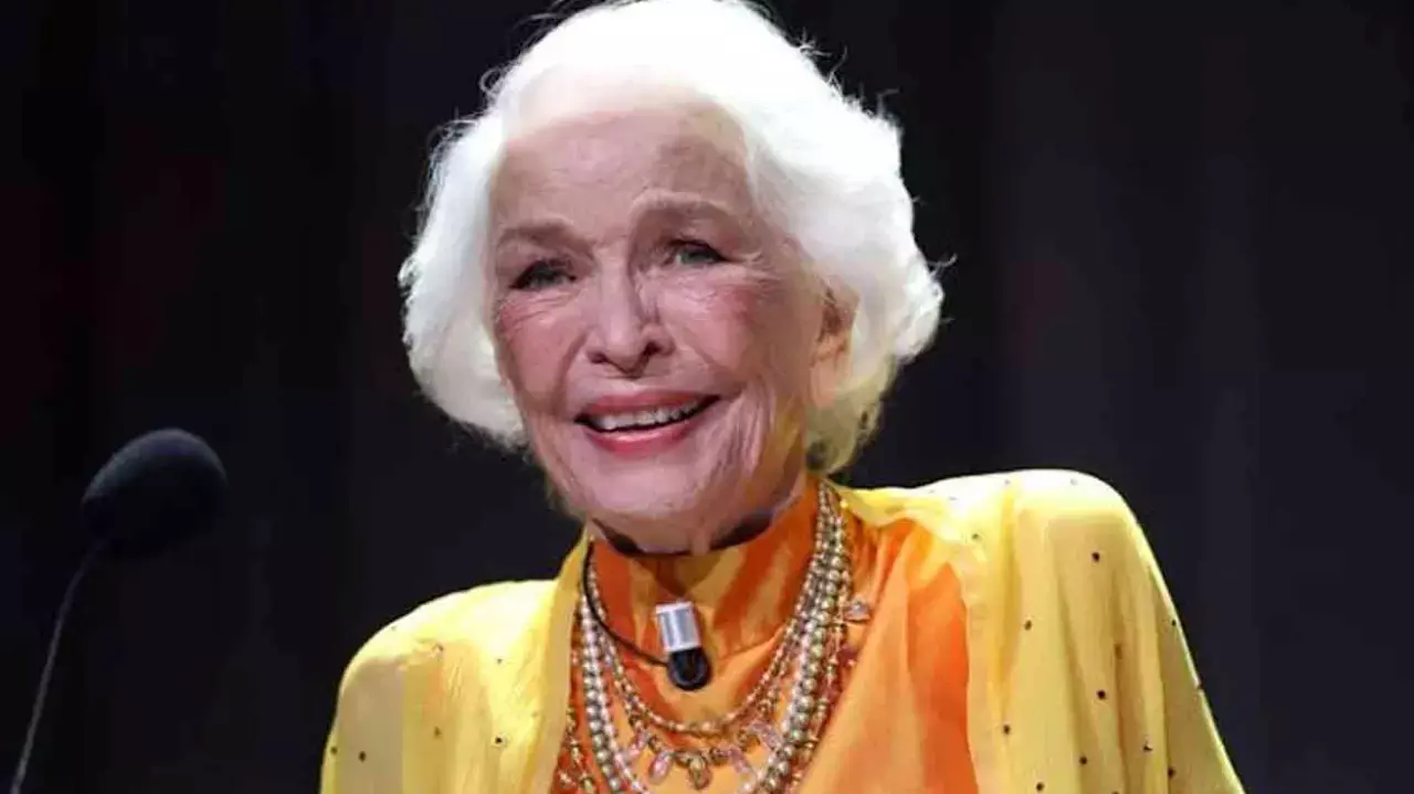 Ellen Burstyn receives Golden Lion for Lifetime Achievement at VIFF Ellen Burstyn receives Golden Lion for Lifetime Achievement at VIFF