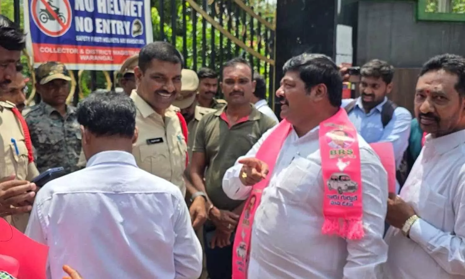 BRS stages dharna at Warangal Collectorate over unfulfilled promises BRS stages dharna at Warangal Collectorate over unfulfilled promises