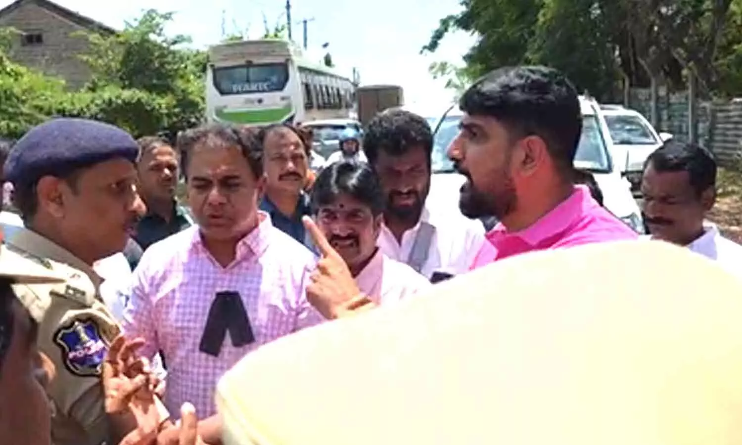 Heated exchange at KCR’s farmhouse as Cong protests over abusive remarks against Speaker Heated exchange at KCR’s farmhouse as Cong protests over abusive remarks against Speaker