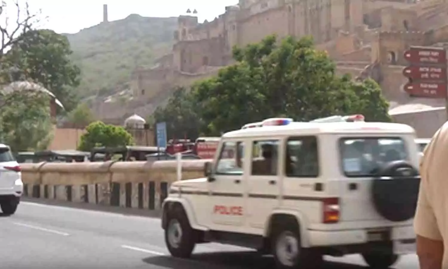Tourist guide stabbed near Jaipurs Amer Fort dies, market shuts in protest Tourist guide stabbed near Jaipurs Amer Fort dies, market shuts in protest