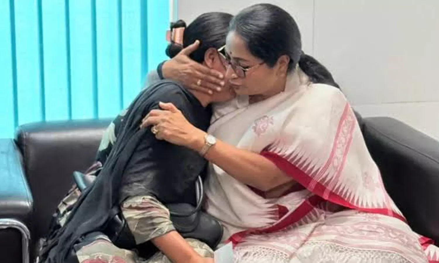 CM meets injured students at AIIMS, assures all help CM meets injured students at AIIMS, assures all help