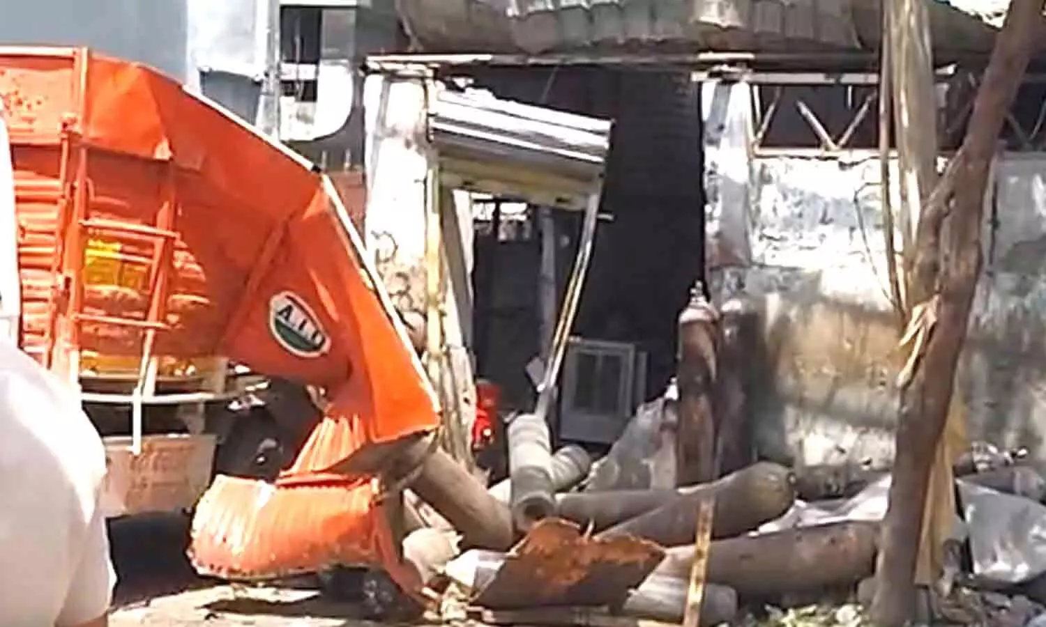 Delhi: One dead, several injured in oxygen cylinder blast in Okhla Delhi: One dead, several injured in oxygen cylinder blast in Okhla