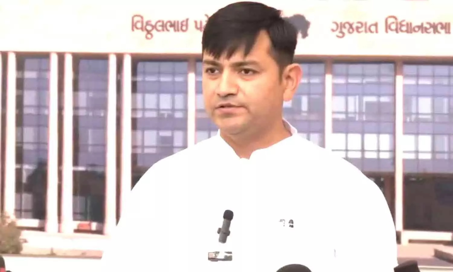 Gujarat Congress MLA Sits During Vande Mataram Gujarat Congress MLA Sits During Vande Mataram