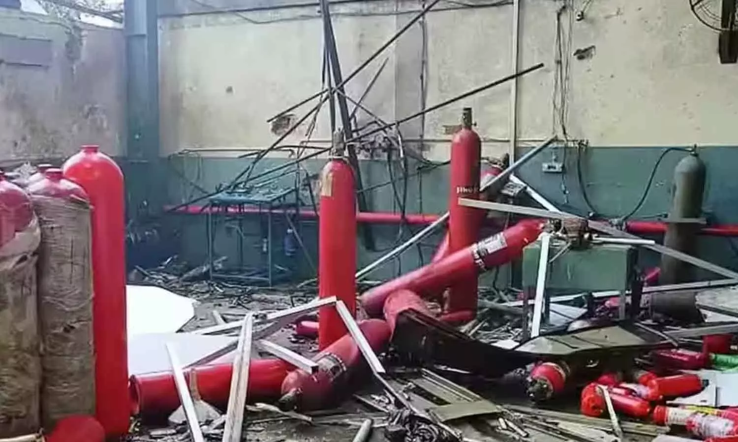 Oxygen cylinder blast in Okhla leaves one dead, 4 injured Oxygen cylinder blast in Okhla leaves one dead, 4 injured