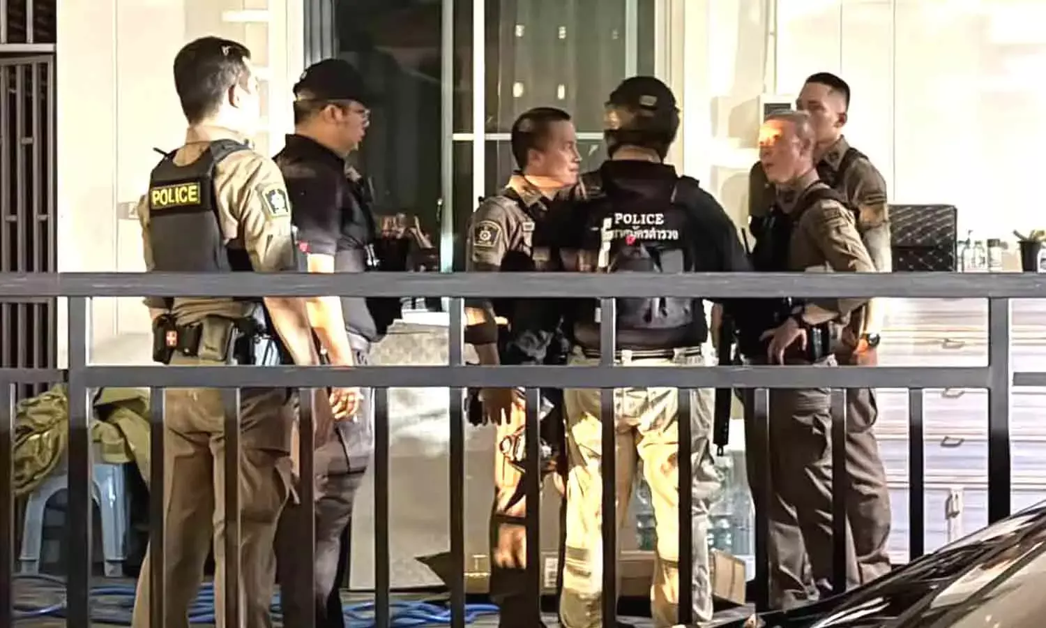 Thai Gunman surrenders after 18hrs standoff