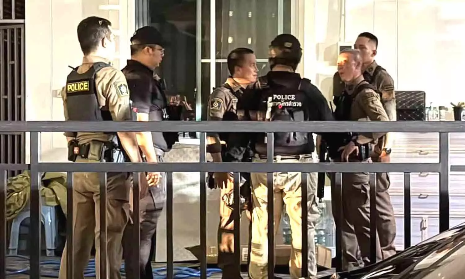 Thai Gunman surrenders after 18hrs standoff Thai Gunman surrenders after 18hrs standoff