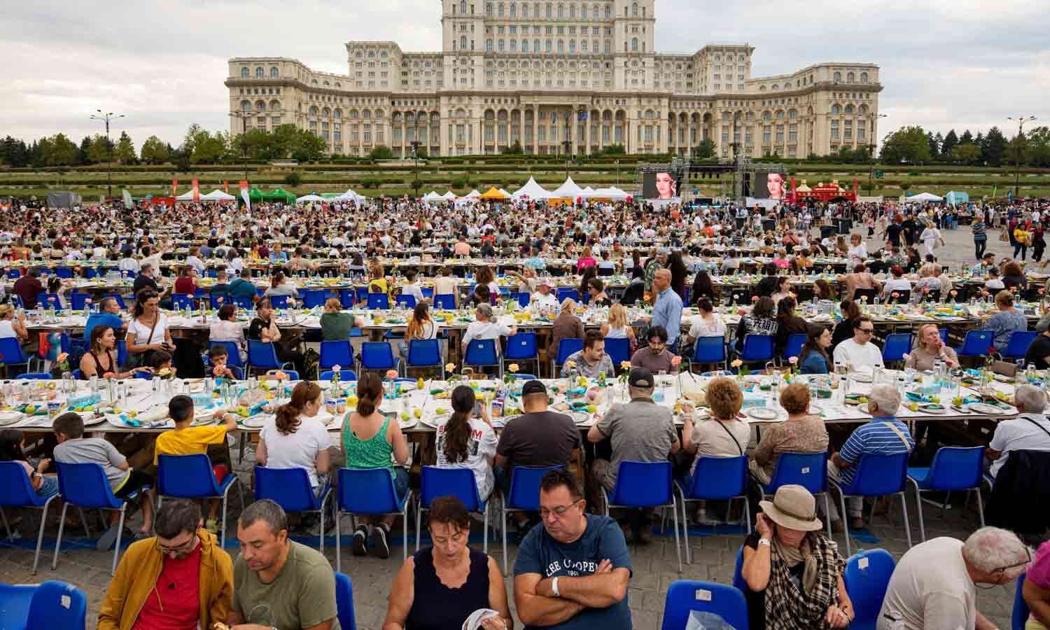Romania Sets Guinness Record With Recycled Table, Funds Children’s Hospital