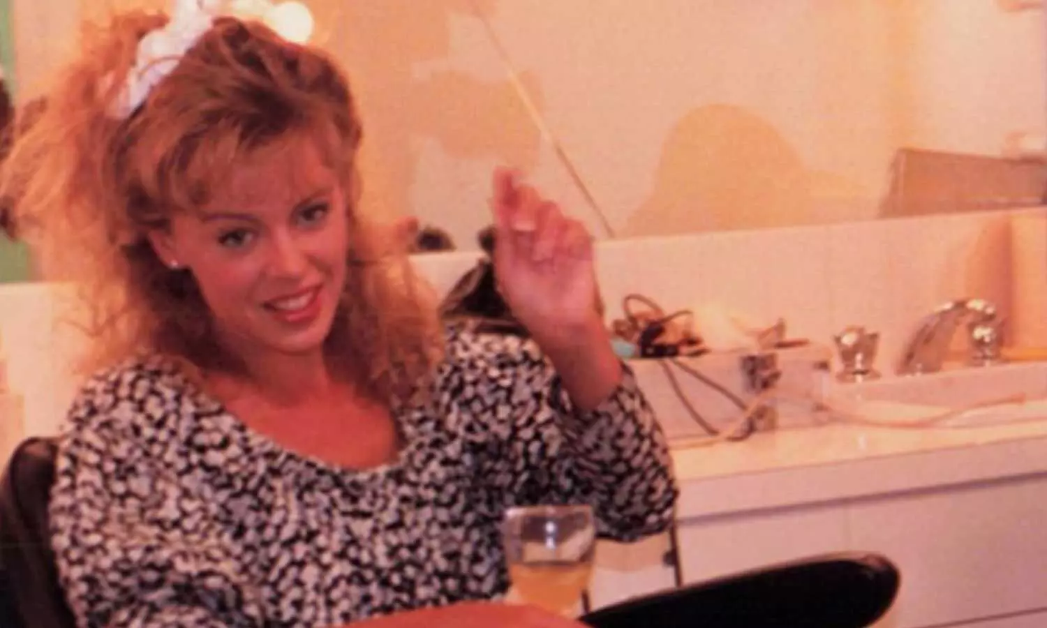 Kylie Minogue participates in ‘80s photo trend’, shares real picture from 80s film set Kylie Minogue participates in ‘80s photo trend’, shares real picture from 80s film set