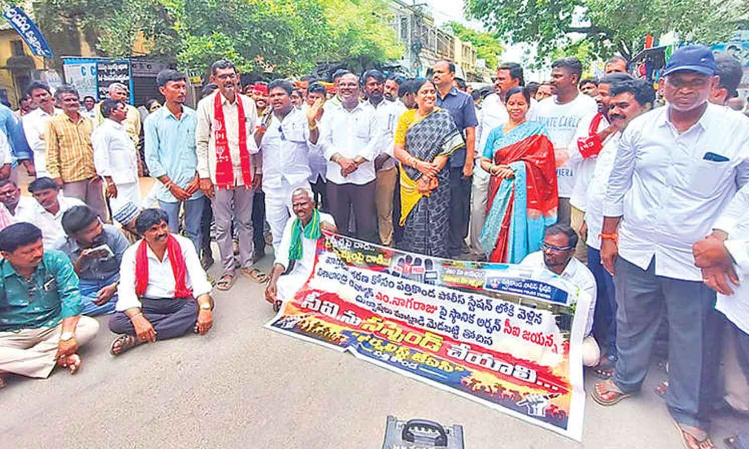 Journos hit the road condemning CI’s alleged abuse on scribe