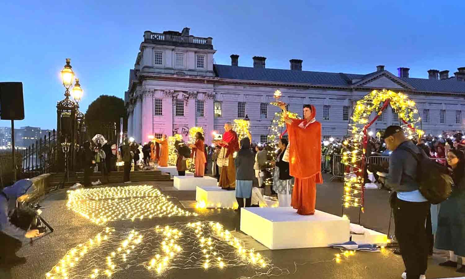 First Ganga Aarti on Thames Draws Thousands in London