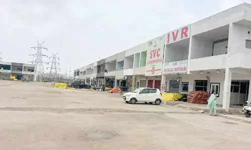 Sri Durga Malleswara Wholesale Vegetable Market at Nunna remains closed due to the hamalis’ strike on Sunday