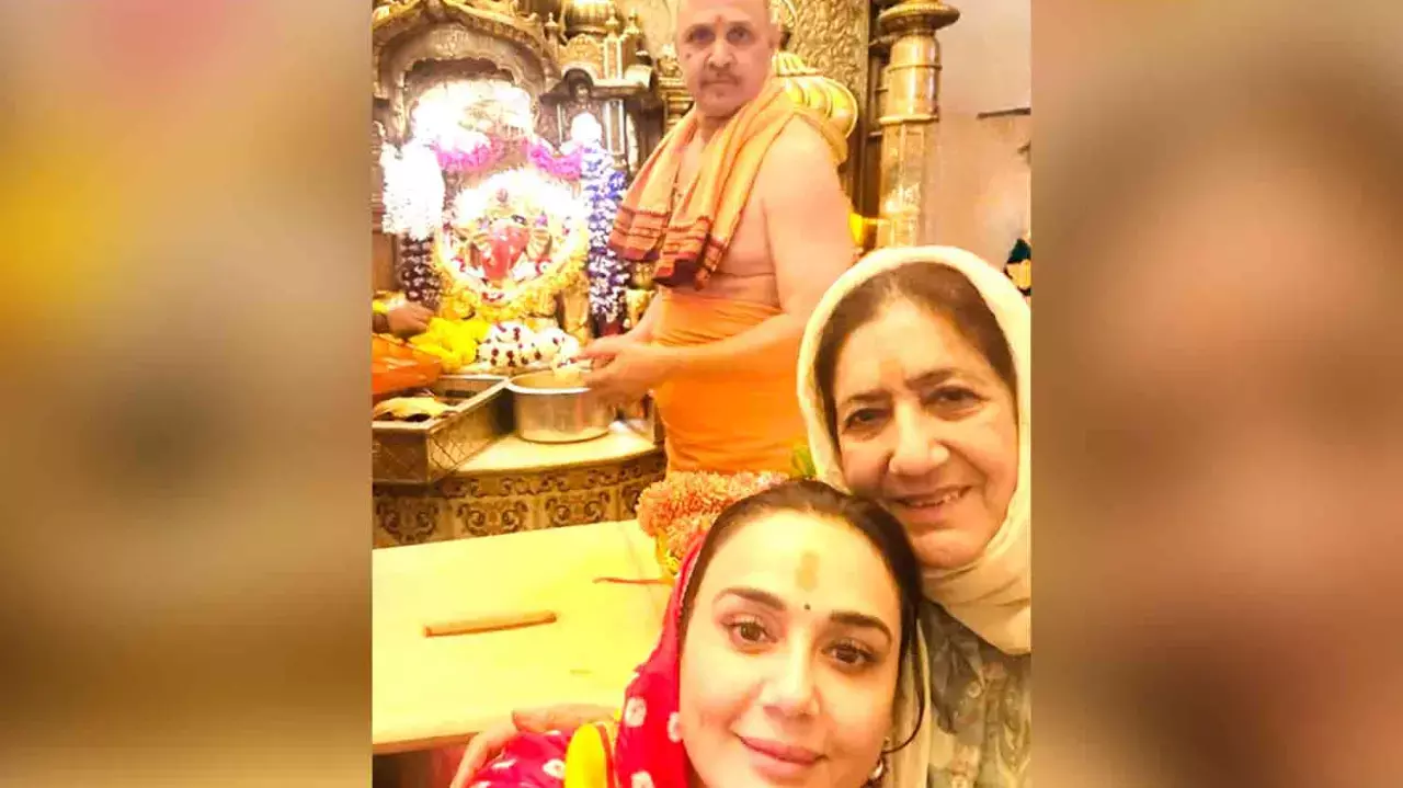 Preity Zinta recalls a heartwarming visit to Siddhivinayak temple with mom on Ganesh Chaturthi Preity Zinta recalls a heartwarming visit to Siddhivinayak temple with mom on Ganesh Chaturthi