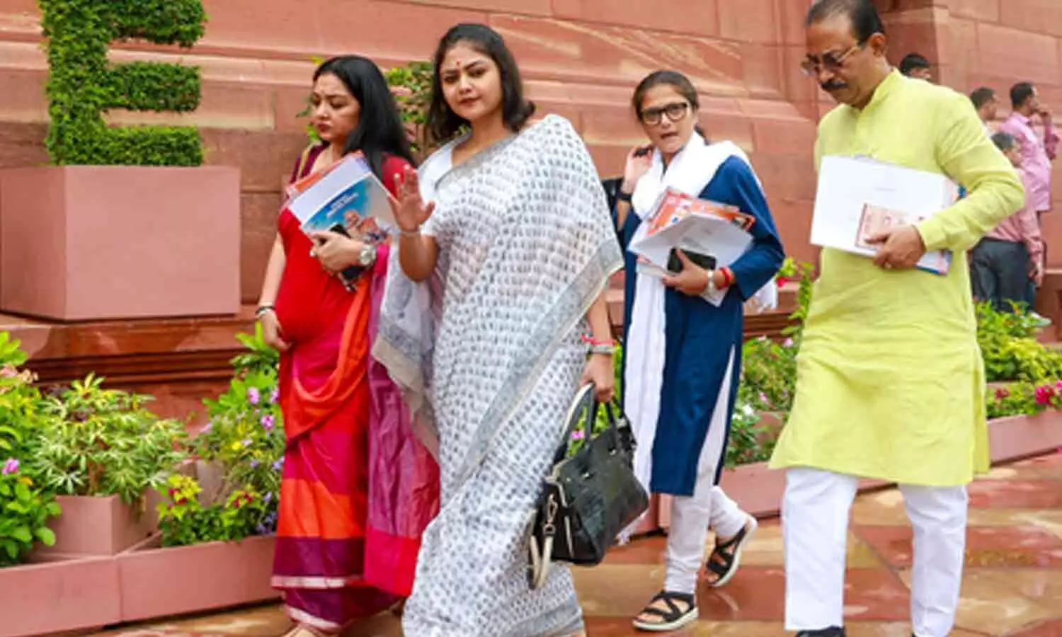 17 Trinamool rebel MPs to join BJP? Defection claim runs into legal, political hurdles 17 Trinamool rebel MPs to join BJP? Defection claim runs into legal, political hurdles