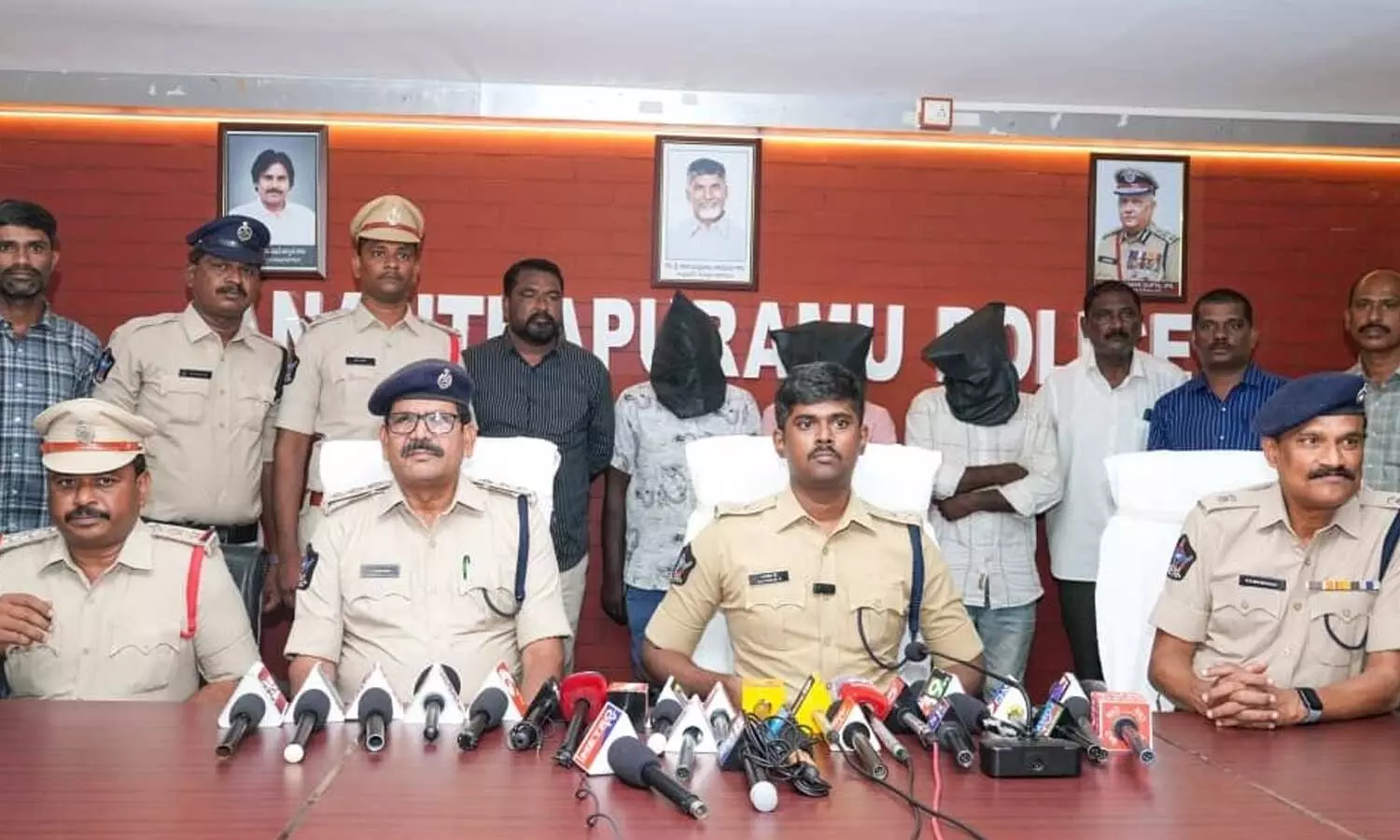 SP P Jagadeesh displaying seized silver ornaments and detailing the arrest of an interstate temple theft gang during a press meet in Anantapur on Tuesday SP P Jagadeesh displaying seized silver ornaments and detailing the arrest of an interstate temple theft gang during a press meet in Anantapur on Tuesday