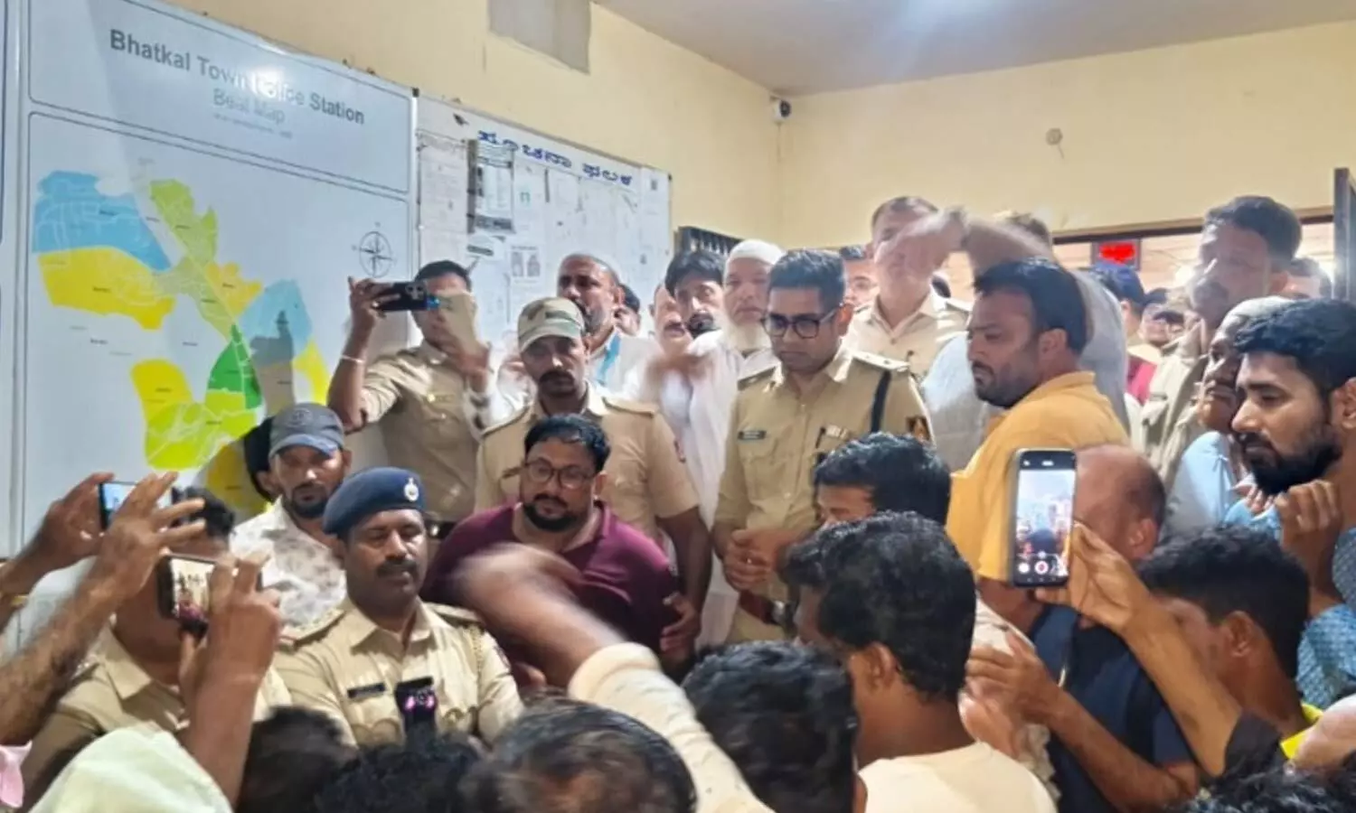 Stone pelting at mosque, madrasa during Ganesha immersion procession triggers tension Stone pelting at mosque, madrasa during Ganesha immersion procession triggers tension