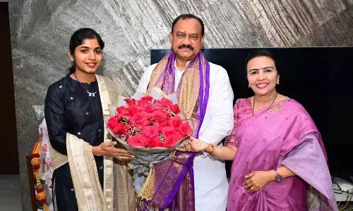 Yashasvini, Jhansi congratulate Mahesh Goud