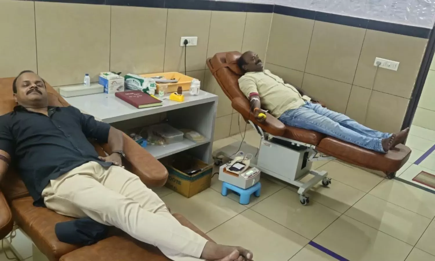Two persons demonstrated humanity by donating blood Two persons demonstrated humanity by donating blood