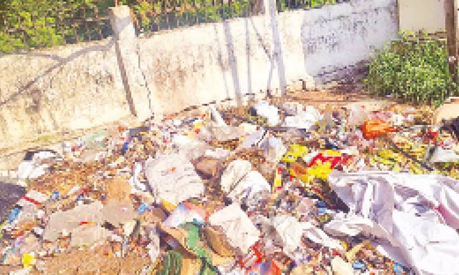 Residents cry foul over mounds of garbage in the vicinity of JBS Residents cry foul over mounds of garbage in the vicinity of JBS