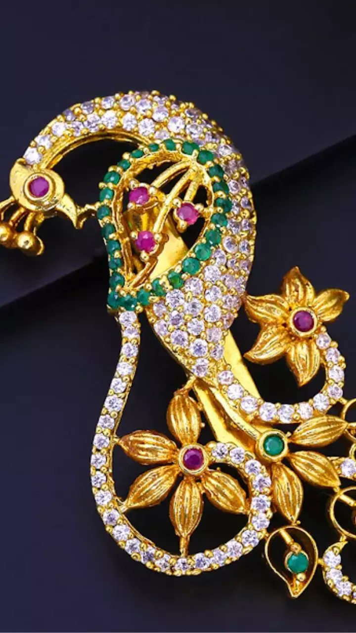 Gold Brooch Designs : Add Luxury to your style Gold Brooch Designs : Add Luxury to your style
