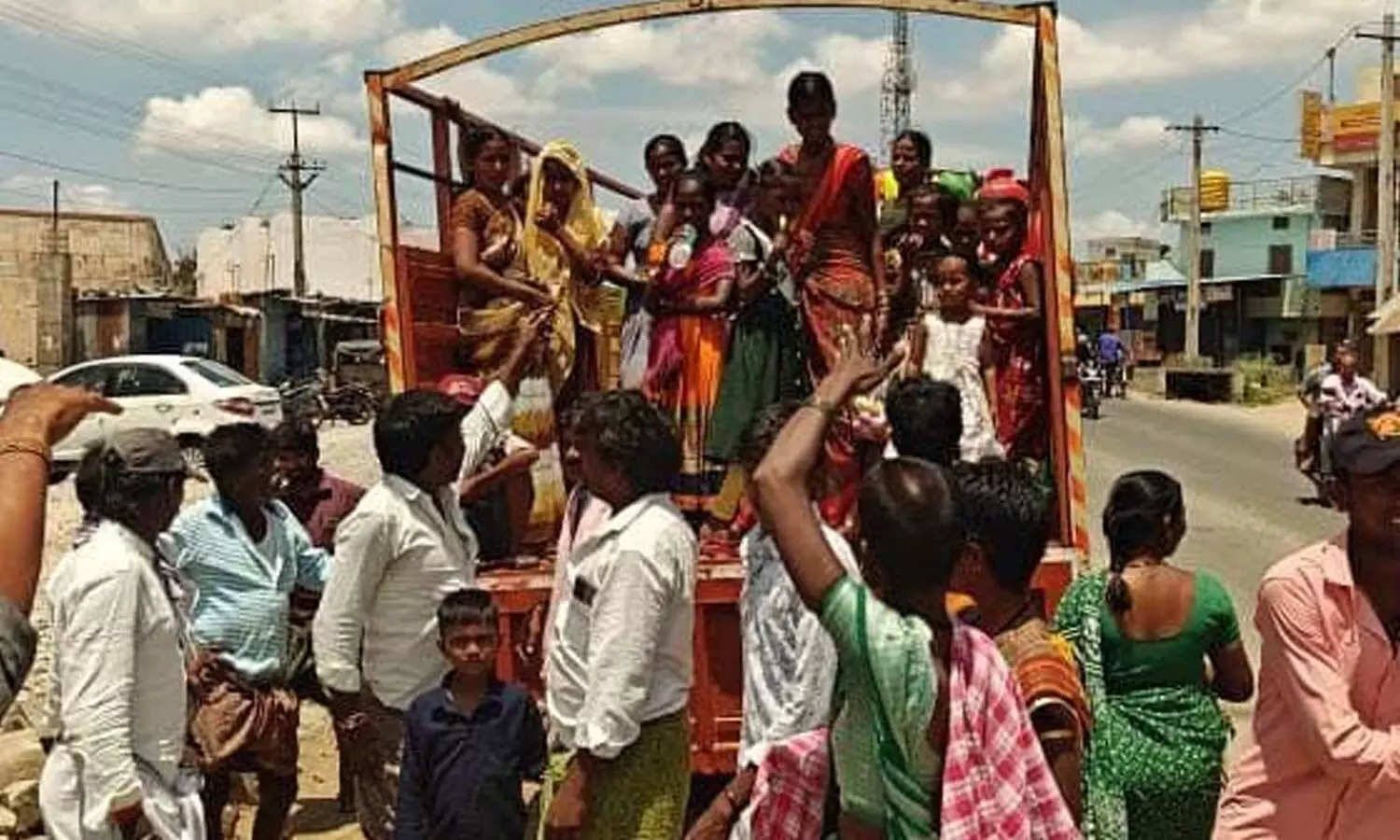 Residents of Sulvai and Virupapuram villages migrating to Raichur for livelihood Residents of Sulvai and Virupapuram villages migrating to Raichur for livelihood