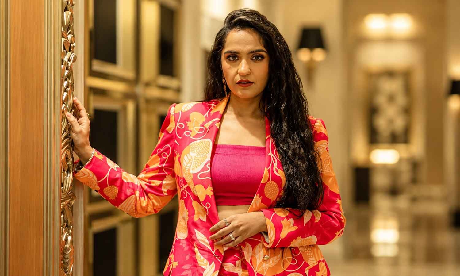 Asees Kaur Explores Vulnerable Love in Independent Song Russ Jana
