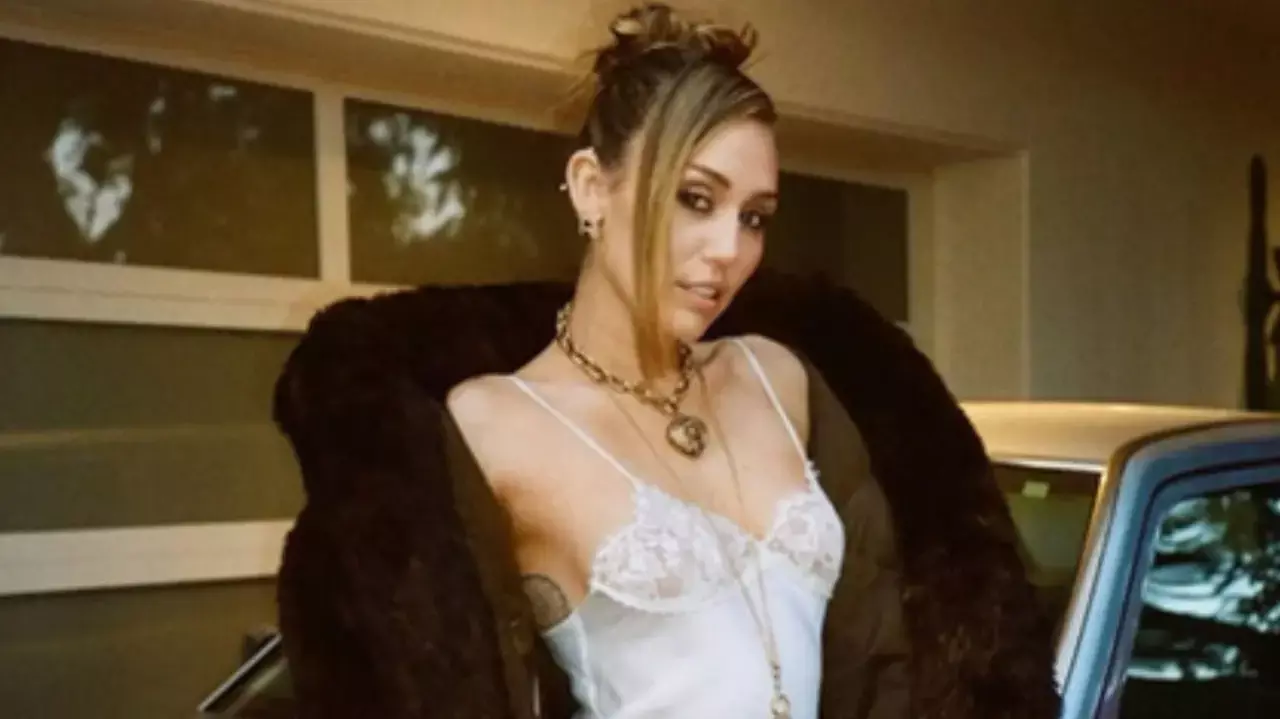 Singer-songwriter Miley Cyrus has spoken about the touring habits of iconic singer Dolly Parton