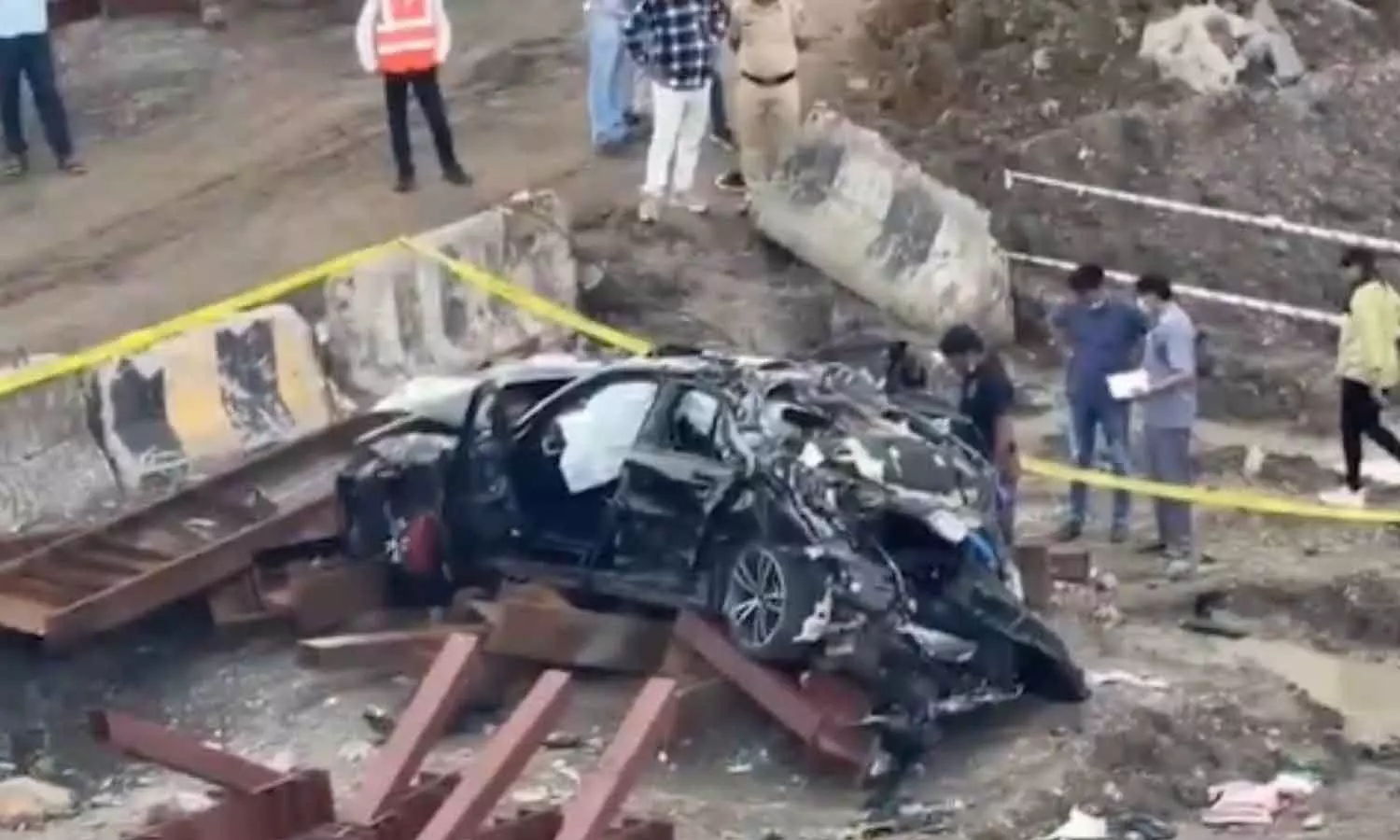 3 killed as BMW crashes on Mumbai’s Coastal Road 3 killed as BMW crashes on Mumbai’s Coastal Road