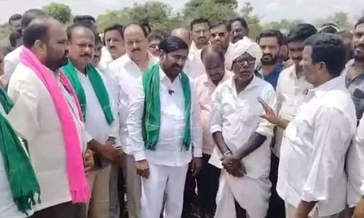 Jagadish demands water, power supply to drying crops Jagadish demands water, power supply to drying crops