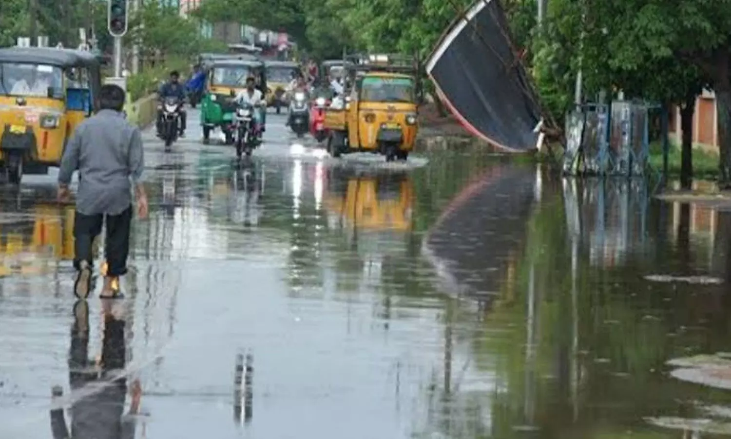 Heavy rains lashing Nellore district on Sunday Heavy rains lashing Nellore district on Sunday